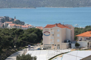 Apartments and rooms with parking space Seget Vranjica, Trogir - 3079